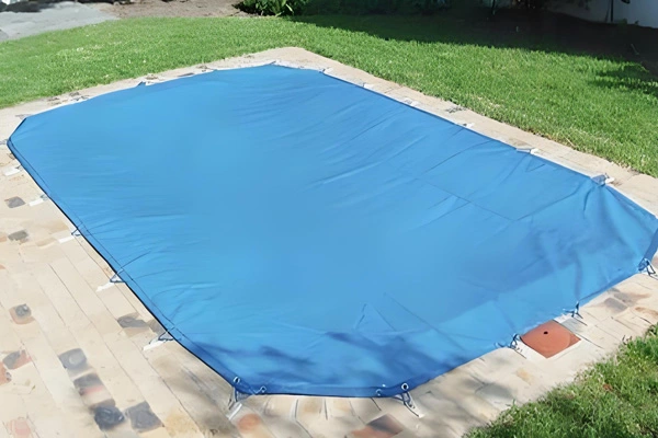Os benefícios do uso de lona de PVC para capas de piscina